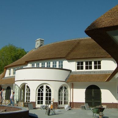 Modern landhuis met rieten dak