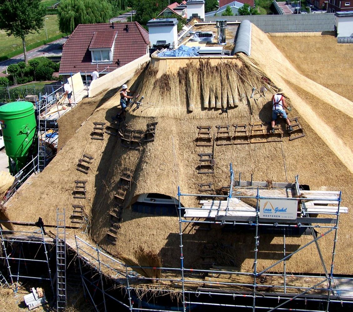 Rieten dak aanleggen bij landhuis